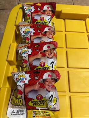 4 ok Ryan’s world dino universe serie 1 mystery action figure